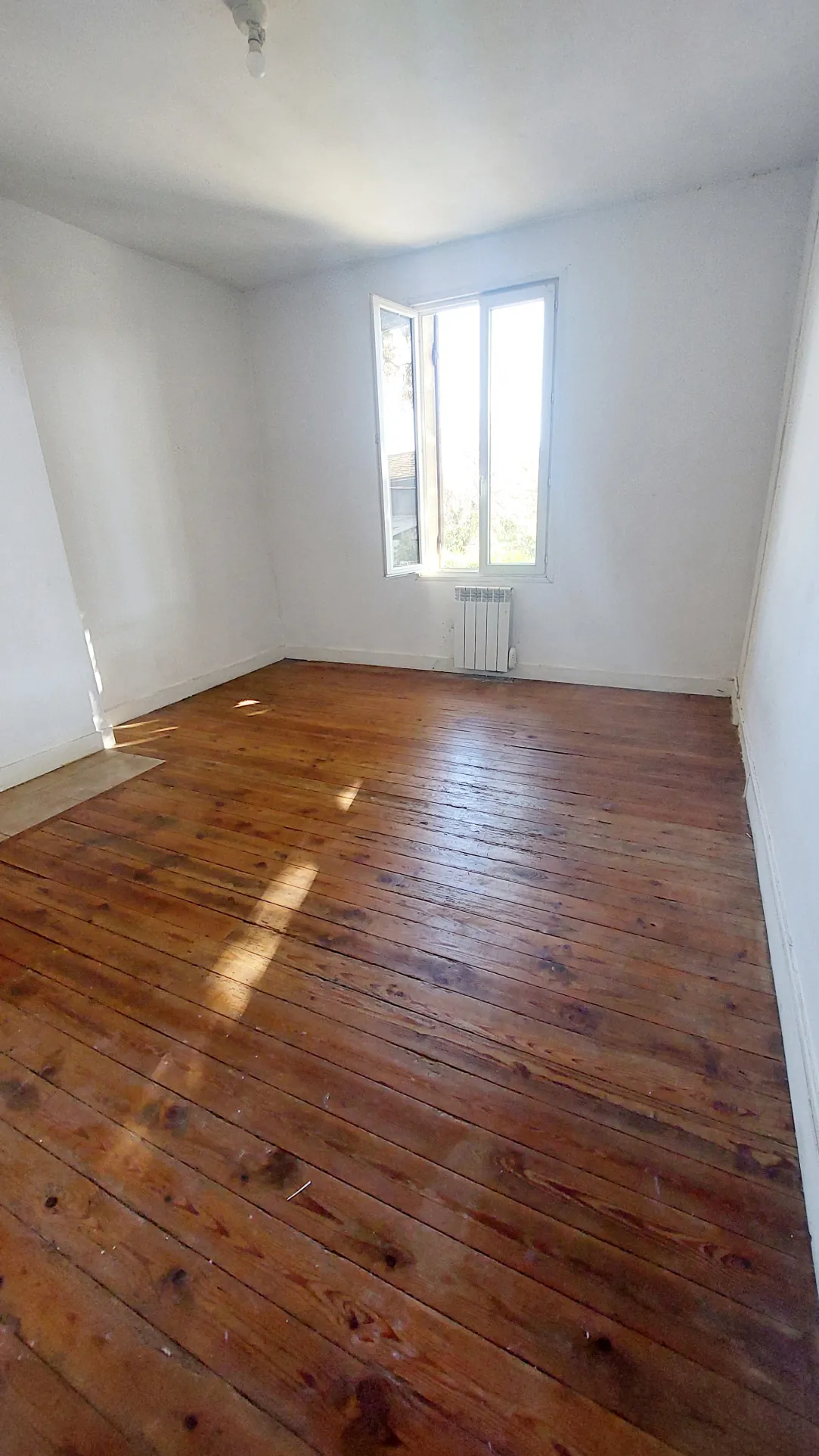 Maison de bourg à rénover de 100 m² avec garage et jardinet proche La Réole 