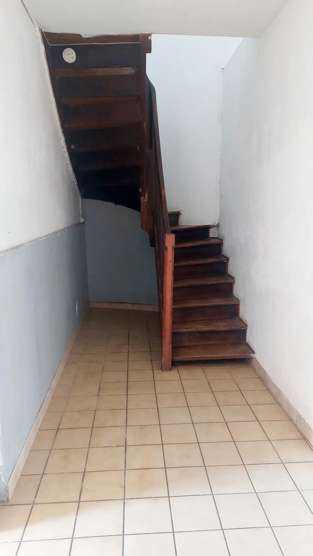 Maison de bourg à rénover de 100 m² avec garage et jardinet proche La Réole 