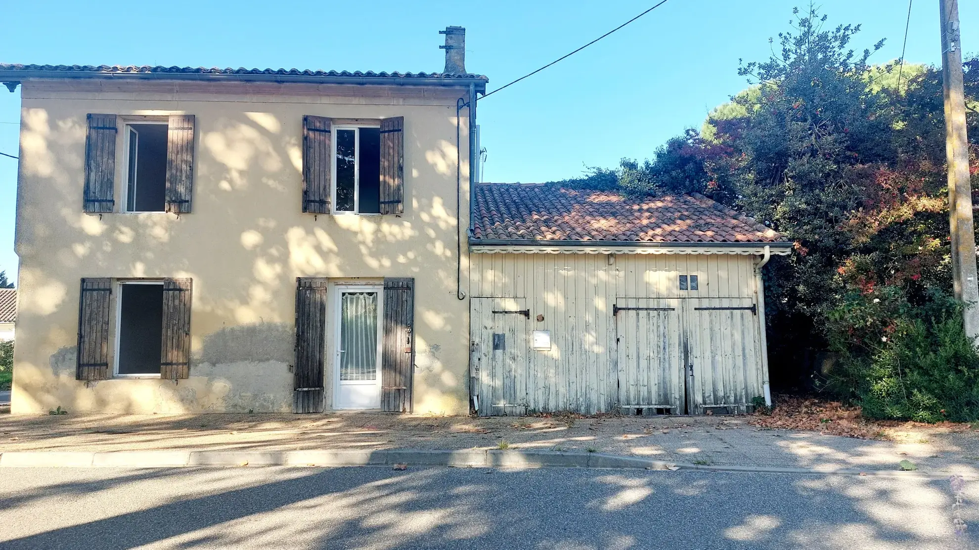 Maison de bourg à rénover de 100 m² avec garage et jardinet proche La Réole 