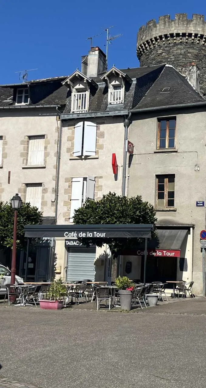 Immeuble avec local commercial et appartement à vendre à Allassac 