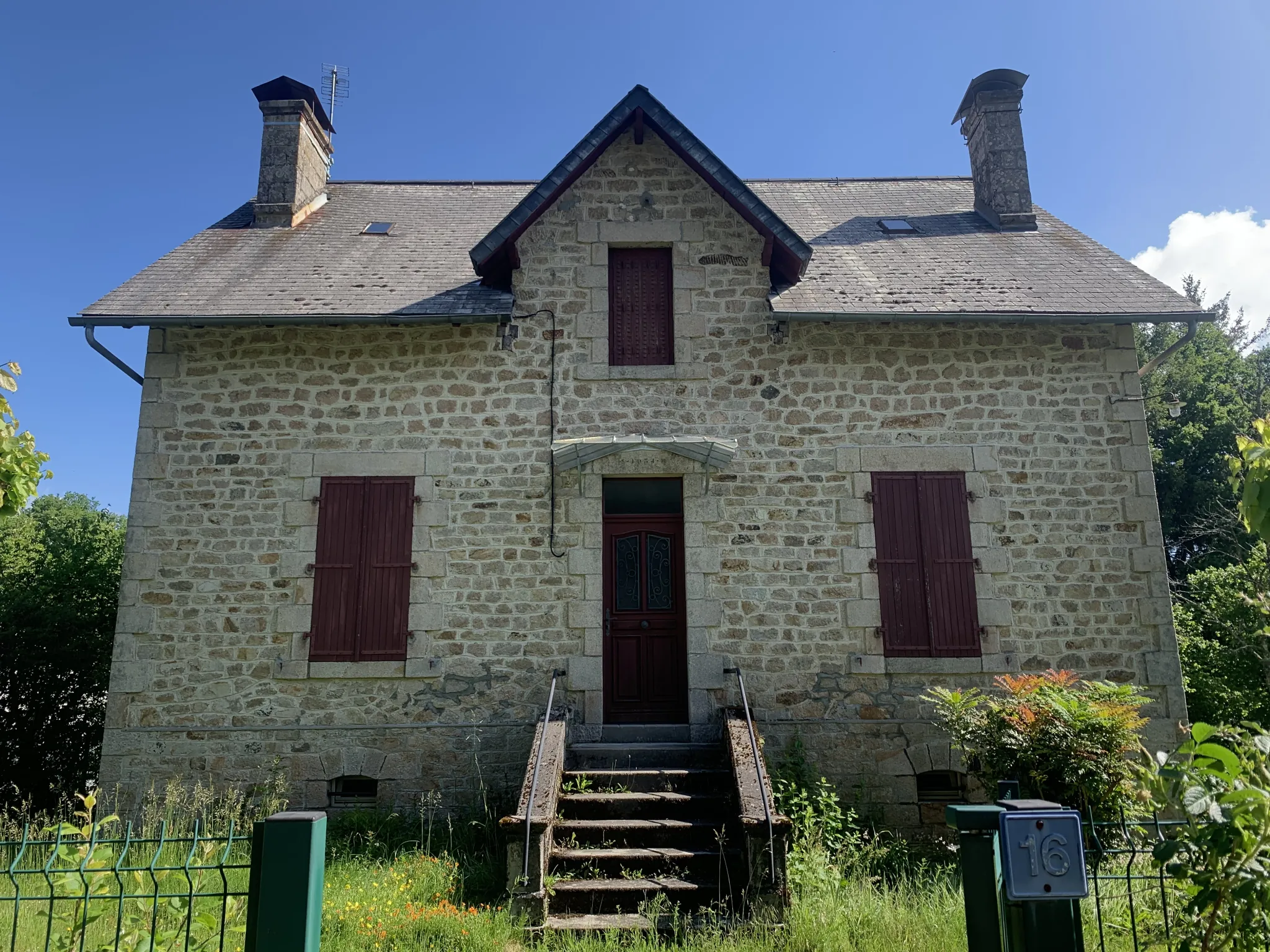 Maison en pierre à Saint-Privat avec grand terrain et potentiel d’aménagement