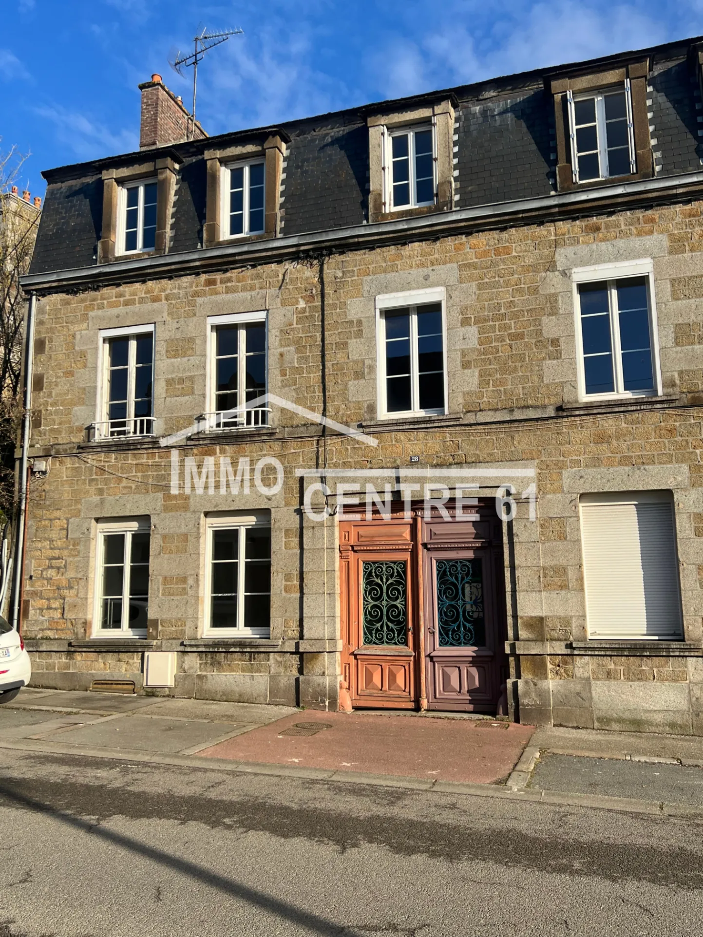 Immeuble à vendre à La Ferté Macé avec deux logements et jardin