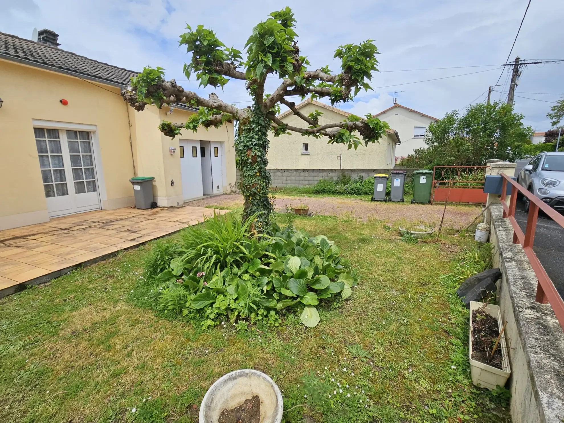 Maison de plain-pied à rénover à Niort avec garage et jardin 