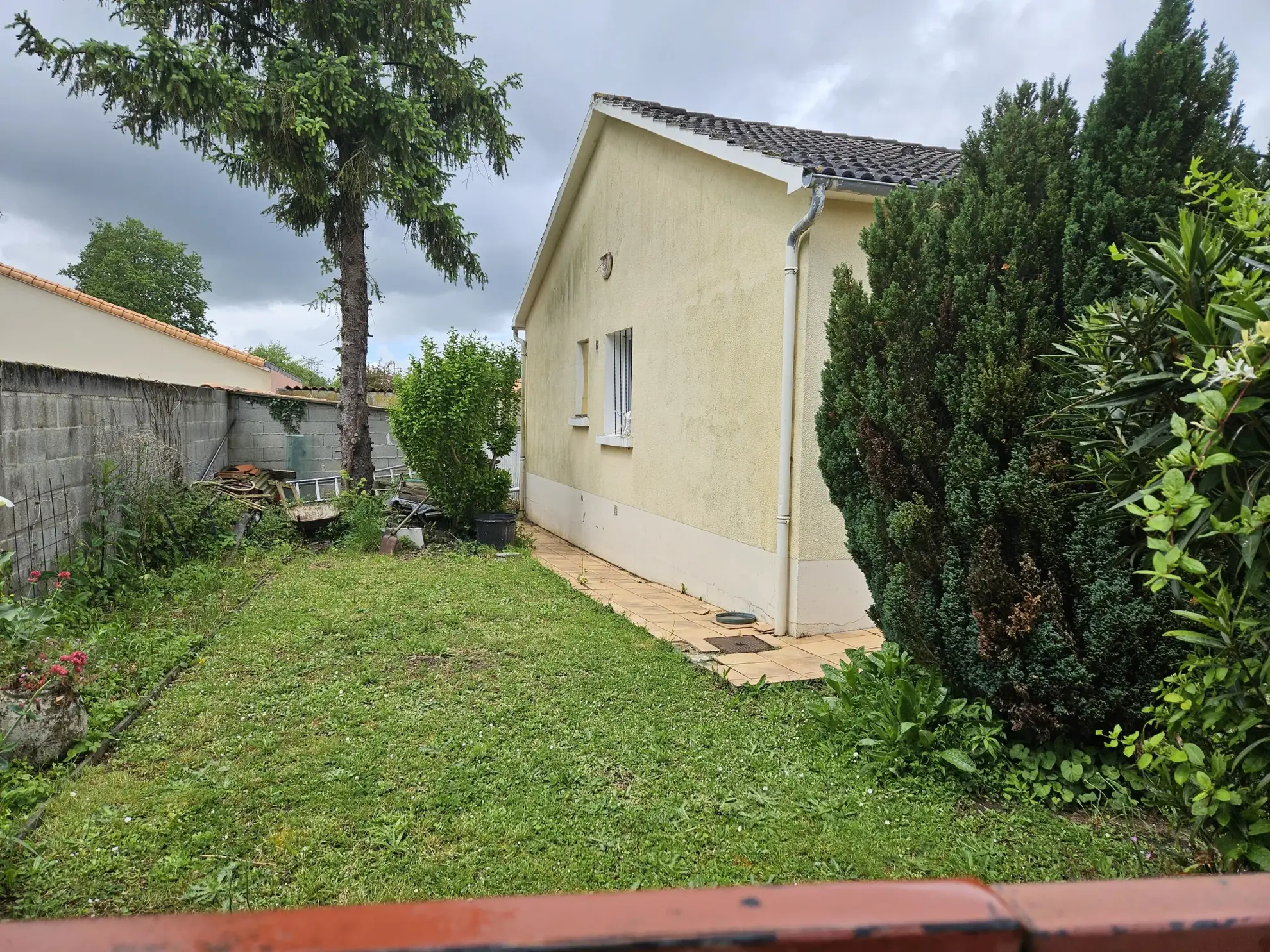 Maison de plain-pied à rénover à Niort avec garage et jardin 