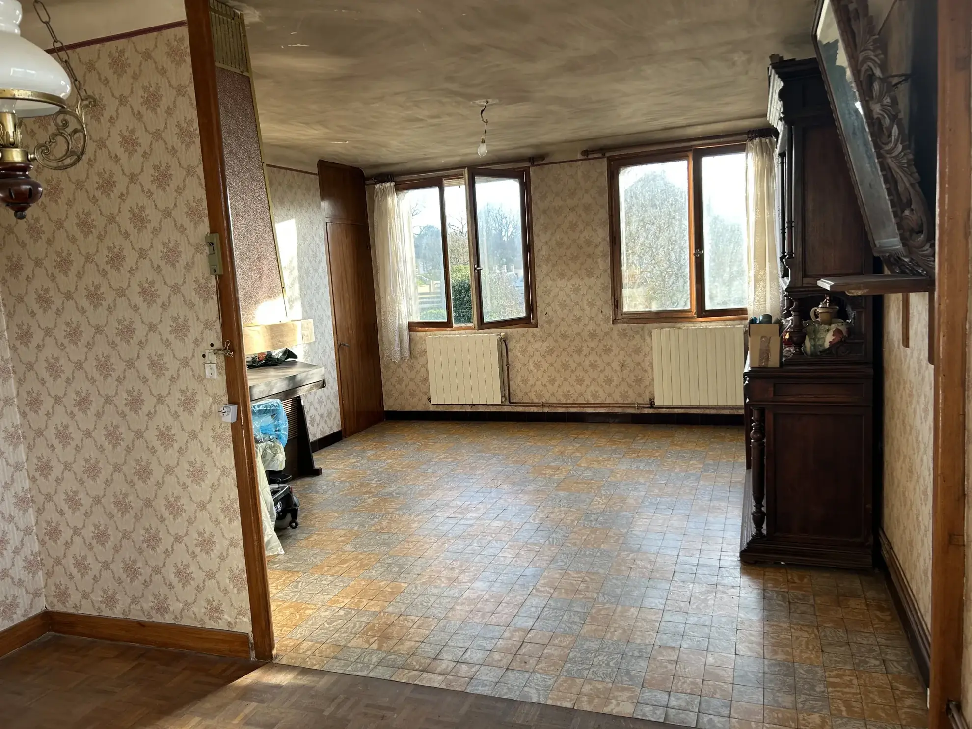 À vendre pavillon avec sous-sol et potentiel à Guerigny - 3 chambres, à rénover 
