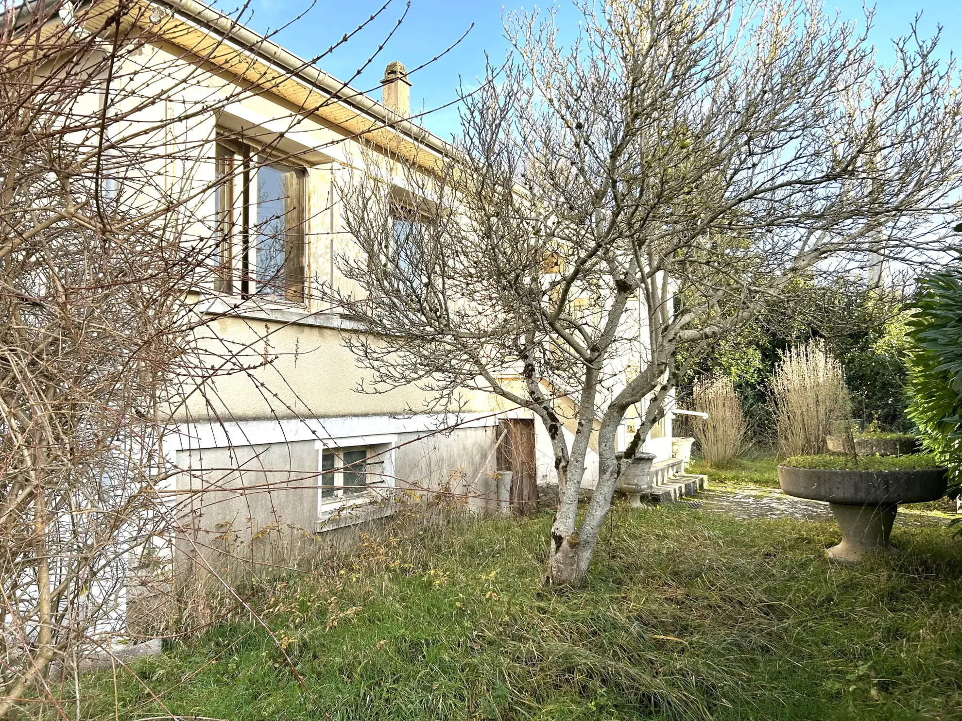 À vendre pavillon avec sous-sol et potentiel à Guerigny - 3 chambres, à rénover 