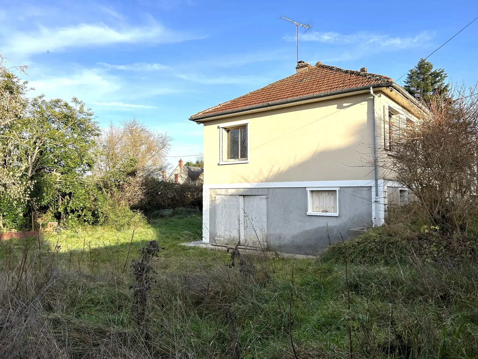 À vendre pavillon avec sous-sol et potentiel à Guerigny - 3 chambres, à rénover 