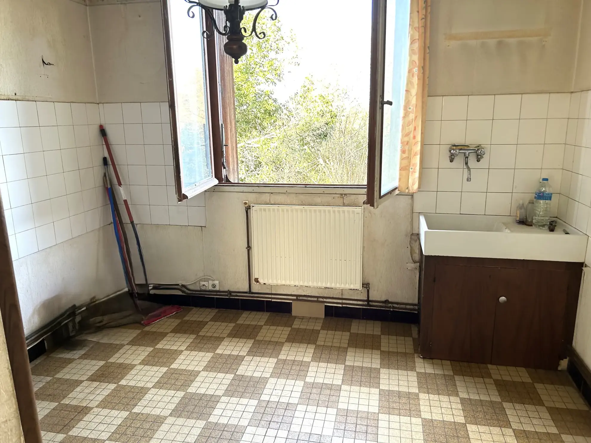 À vendre pavillon avec sous-sol et potentiel à Guerigny - 3 chambres, à rénover 