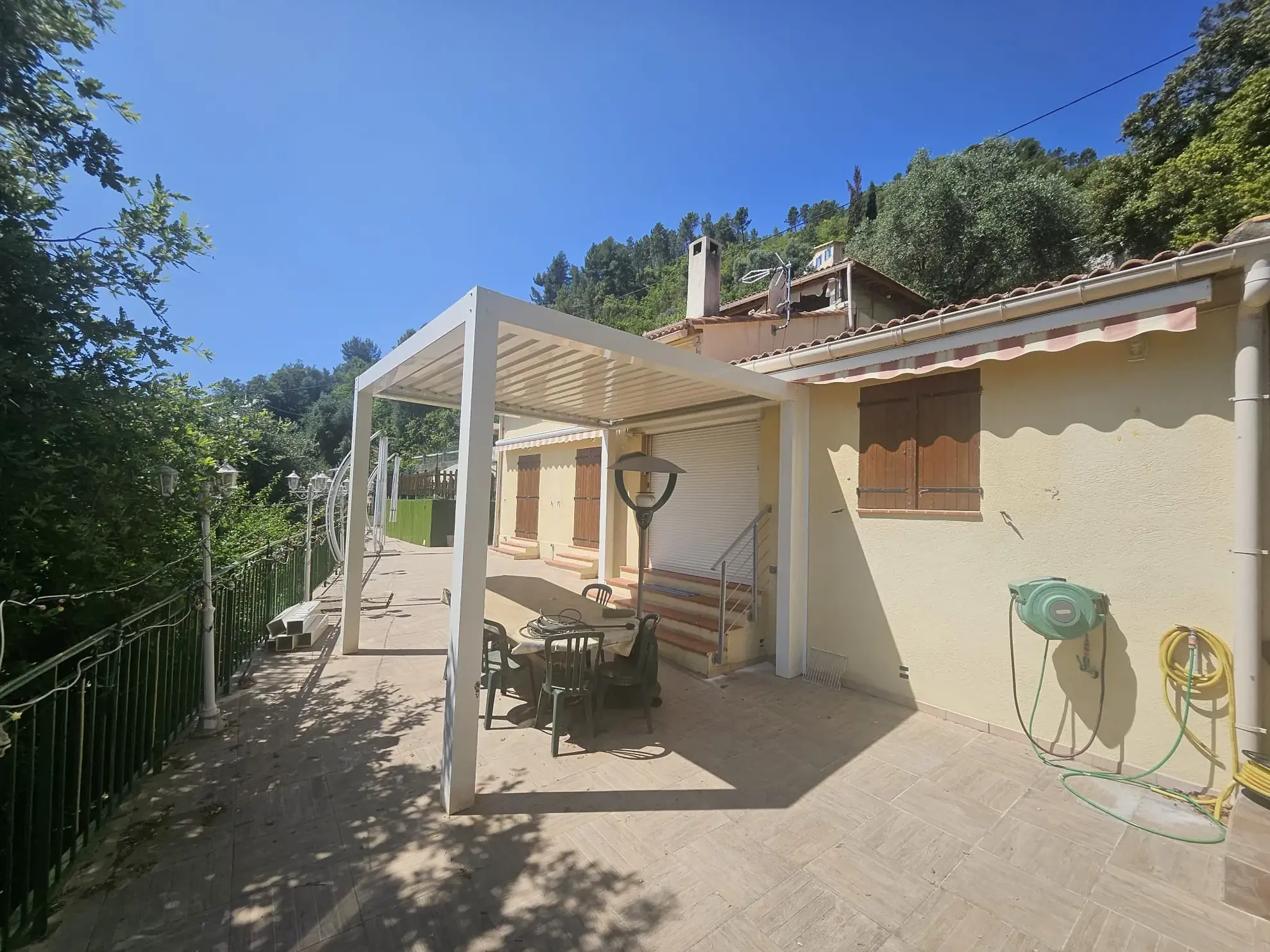 Villa individuelle avec grande terrasse, piscine et potentiel à Coaraze