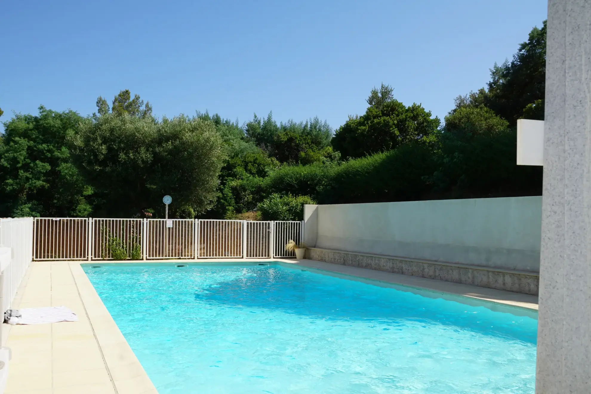 Appartement 2 pièces avec terrasse, jardin privé et parking à Cavalaire-sur-Mer 