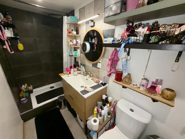 Charmante maison de ville avec 2 chambres à Castelnau-de-Guers - Secteur paisible 