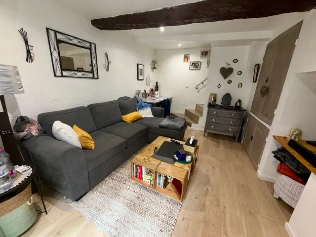 Charmante maison de ville avec 2 chambres à Castelnau-de-Guers - Secteur paisible 