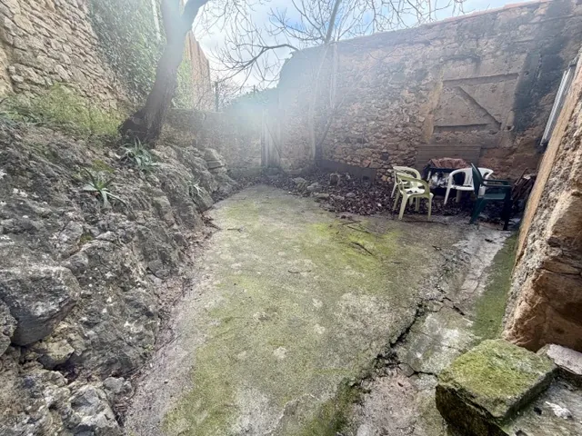 Charmante maison de ville avec 2 chambres à Castelnau-de-Guers - Secteur paisible 