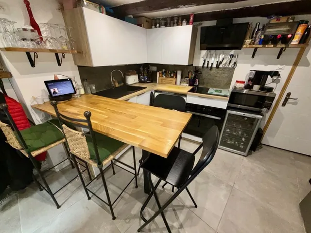 Charmante maison de ville avec 2 chambres à Castelnau-de-Guers - Secteur paisible 