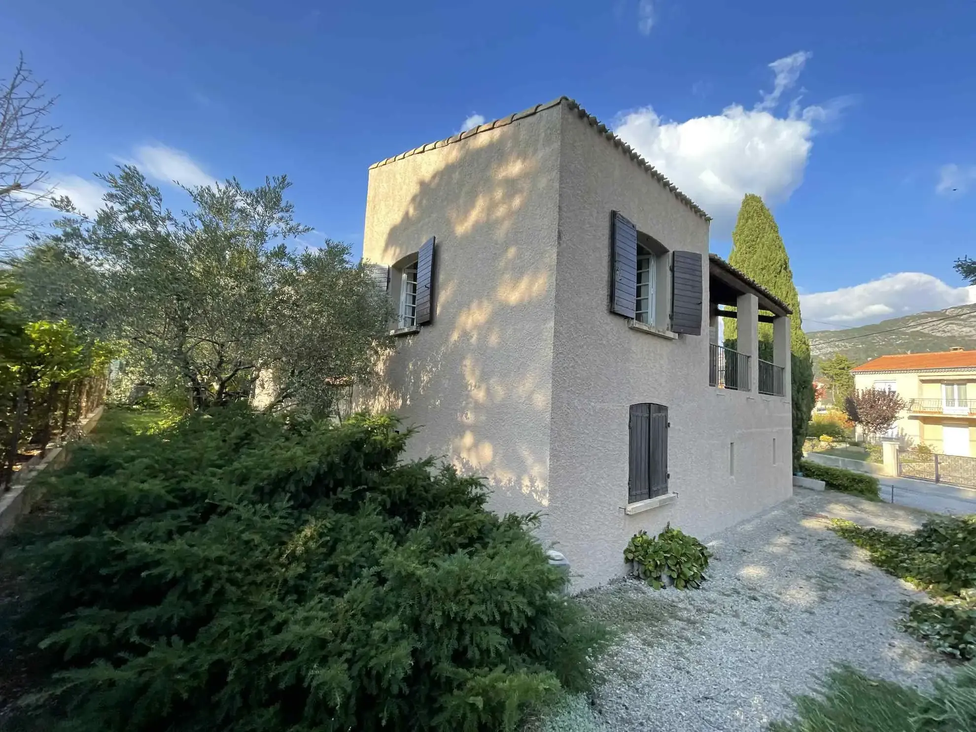 Maison à rénover avec 3 chambres, jardin et garage à Sisteron