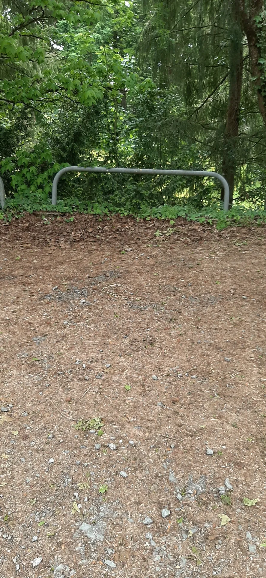 Studio à Pouzauges proche commerces avec parking et cave 