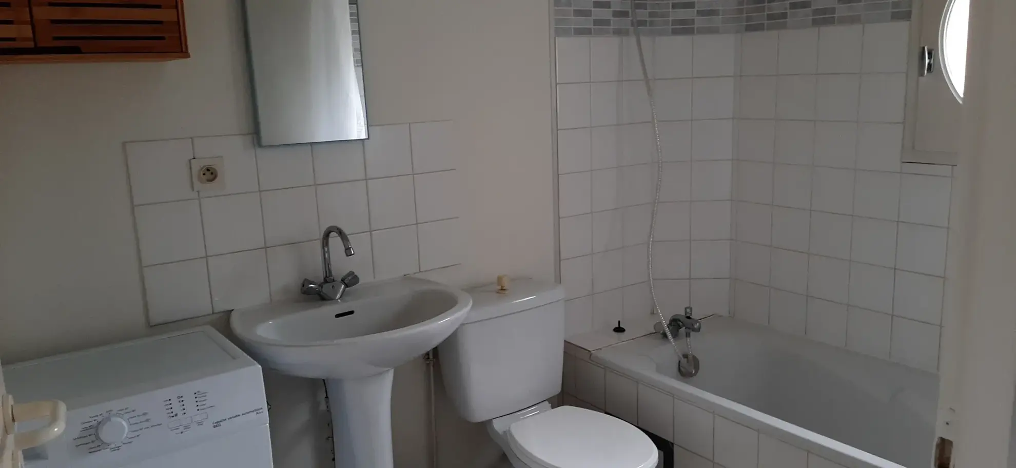 Studio à Pouzauges proche commerces avec parking et cave 