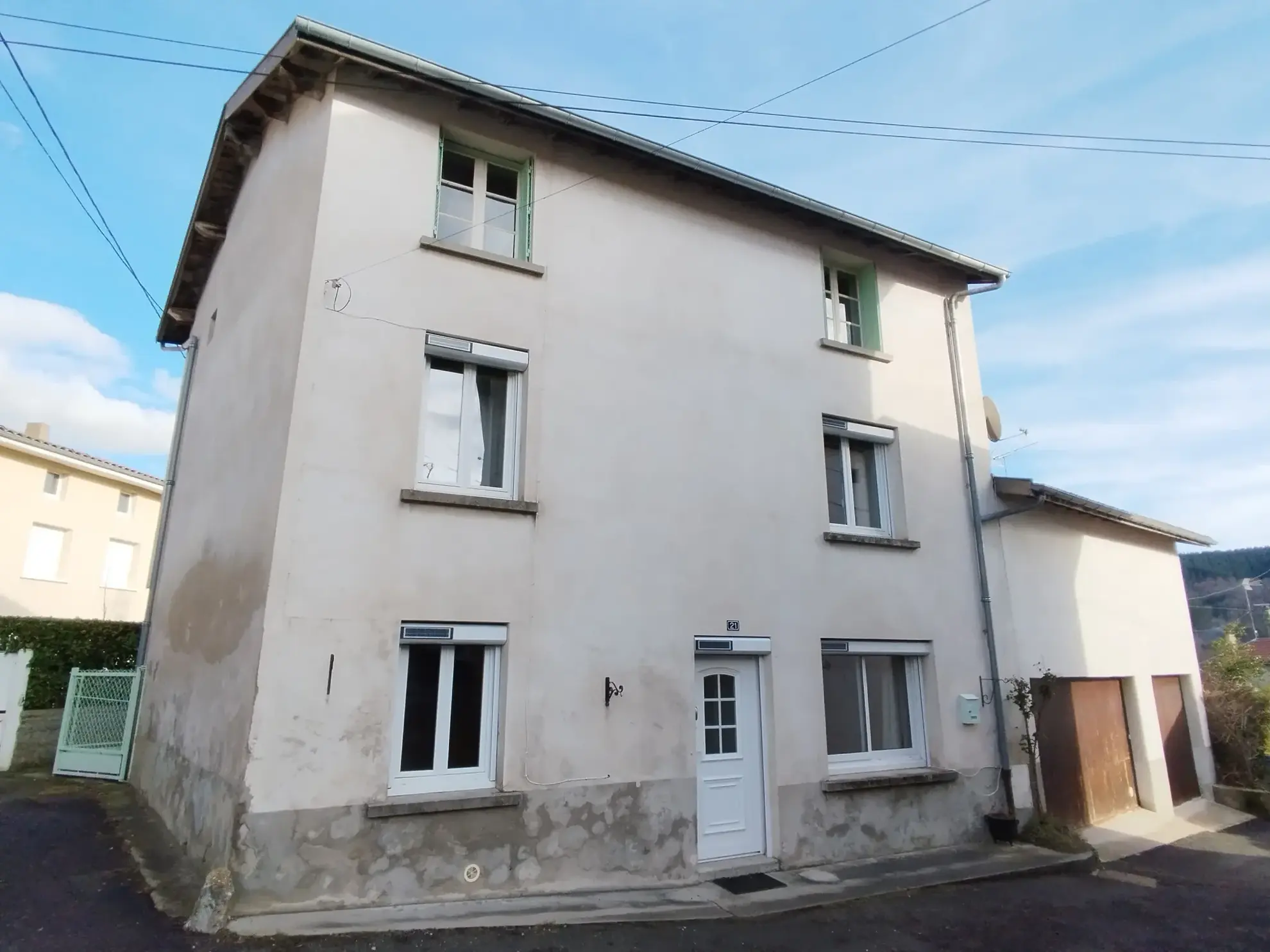 Maison de 113m² avec 4 chambres, garage et cour à Thiers proche Clermont-Fd
