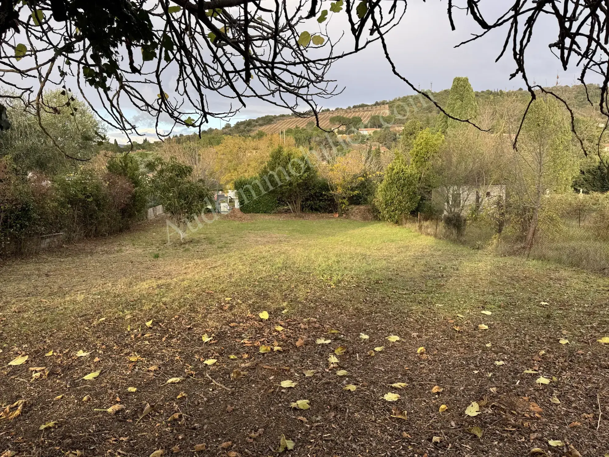 Terrain à bâtir constructible de 894 m² à Limoux, proche des commerces