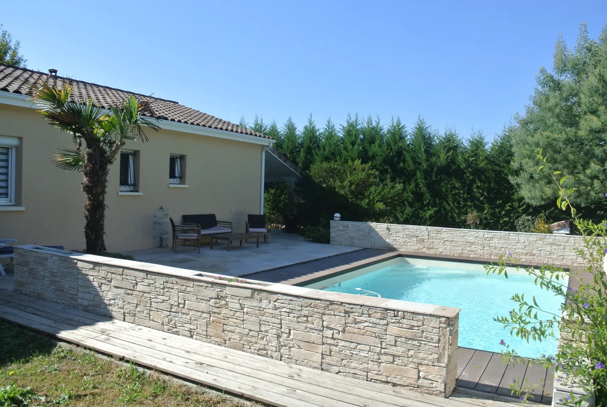 Maison de plain-pied avec piscine et grand terrain à Marmande