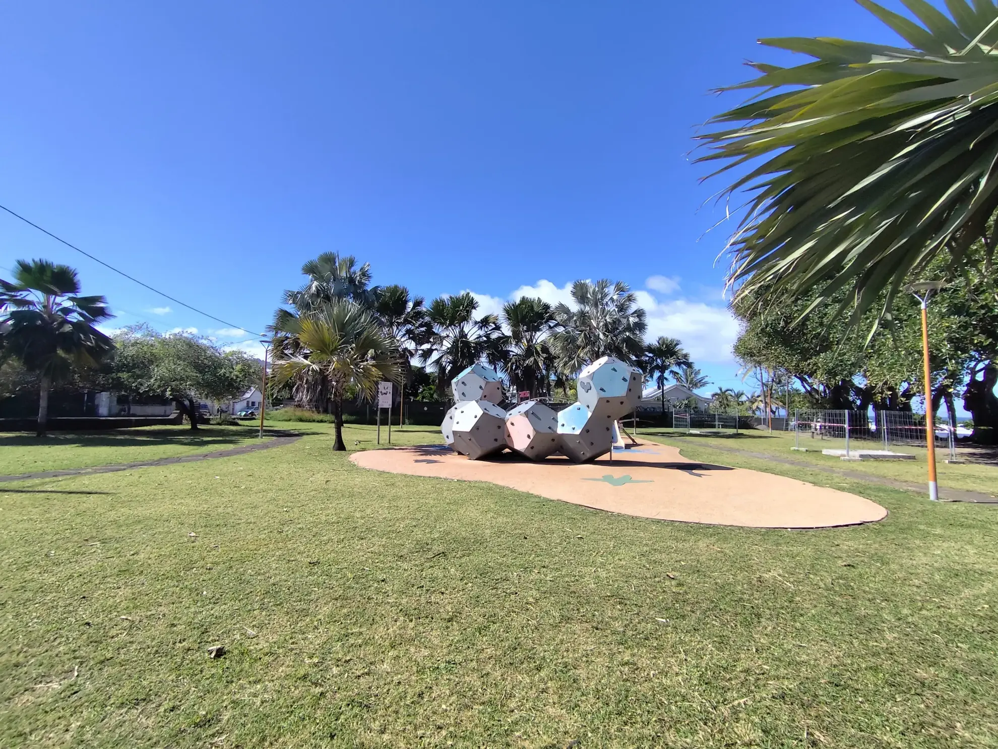 Terrain à bâtir de 385 m² à Saint-Pierre, quartier Grands Bois, prêt à construire 