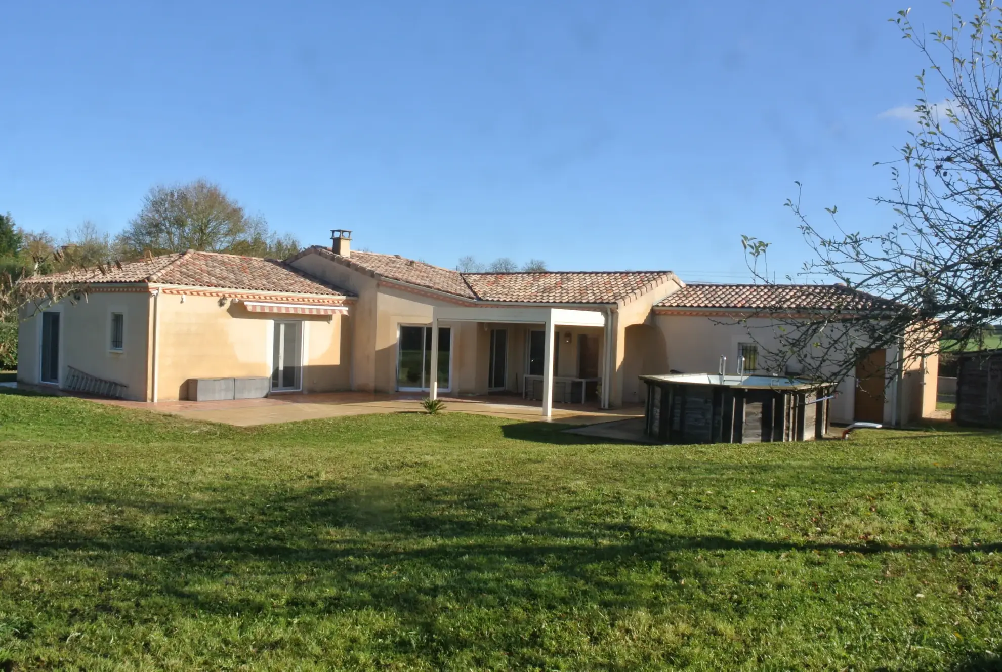 Maison de plain-pied avec jardin et piscine à Miramont de Guyenne