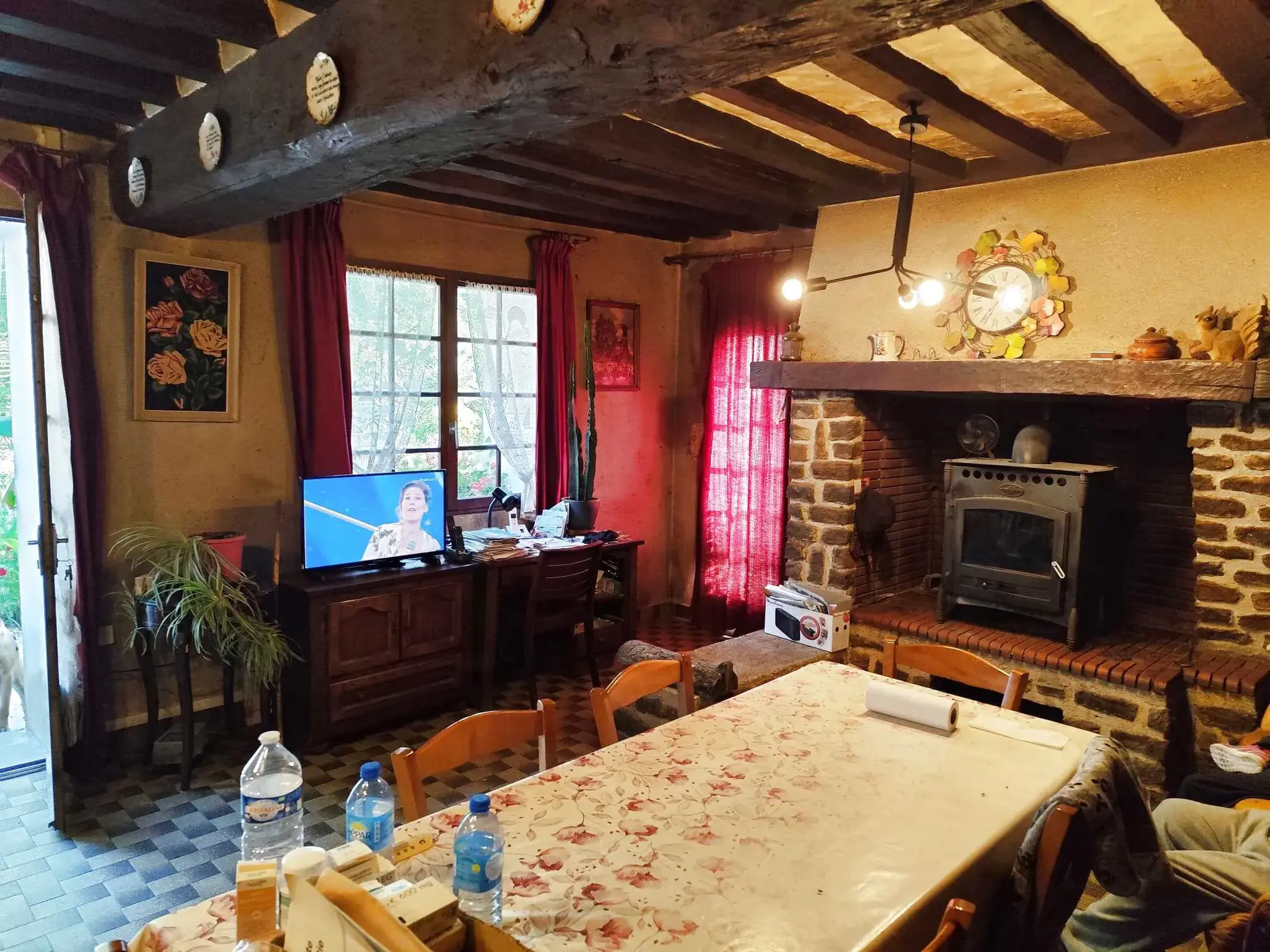 Maison à la campagne de 71 m² avec terrain de 84 588 m² à Maresche 