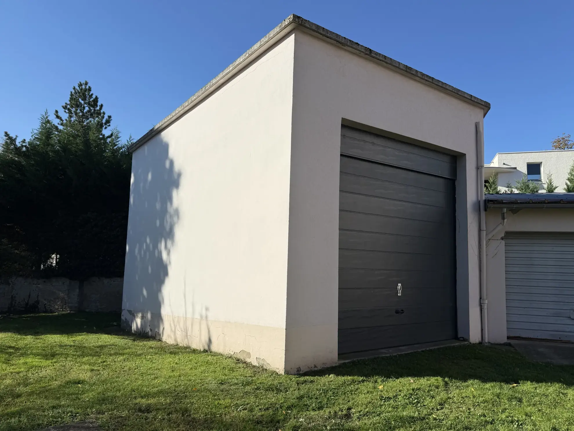 Grand garage sécurisé de 60m² à Vichy, idéal pour véhicules multiples