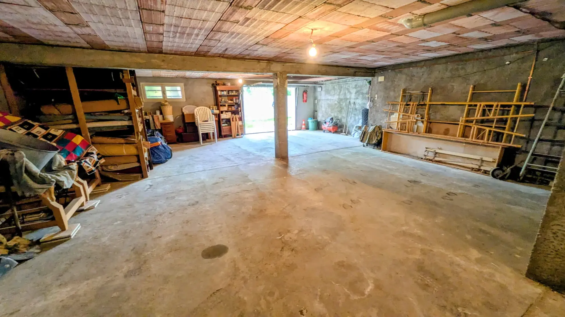 Grand garage sécurisé 133 m² à Sorede avec possibilité d'appartement avec jardin