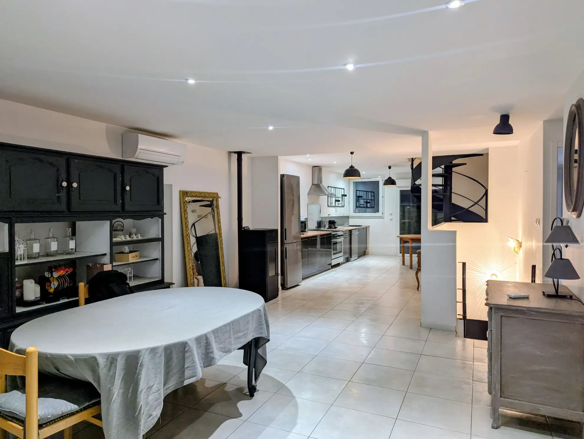 Maison rénovée avec garage, jardin et terrasse à Saint-Marcel-sur-Aude