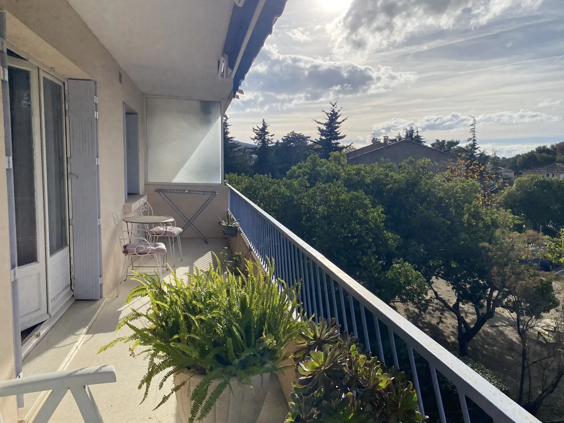Appartement T2 avec terrasse à Six Fours, calme, cave et parking, idéal pour investissement