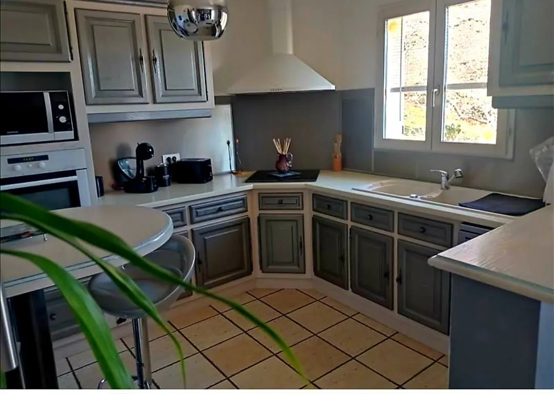 Maison de plain-pied avec piscine, 3 chambres et sous-sol à Cornille 