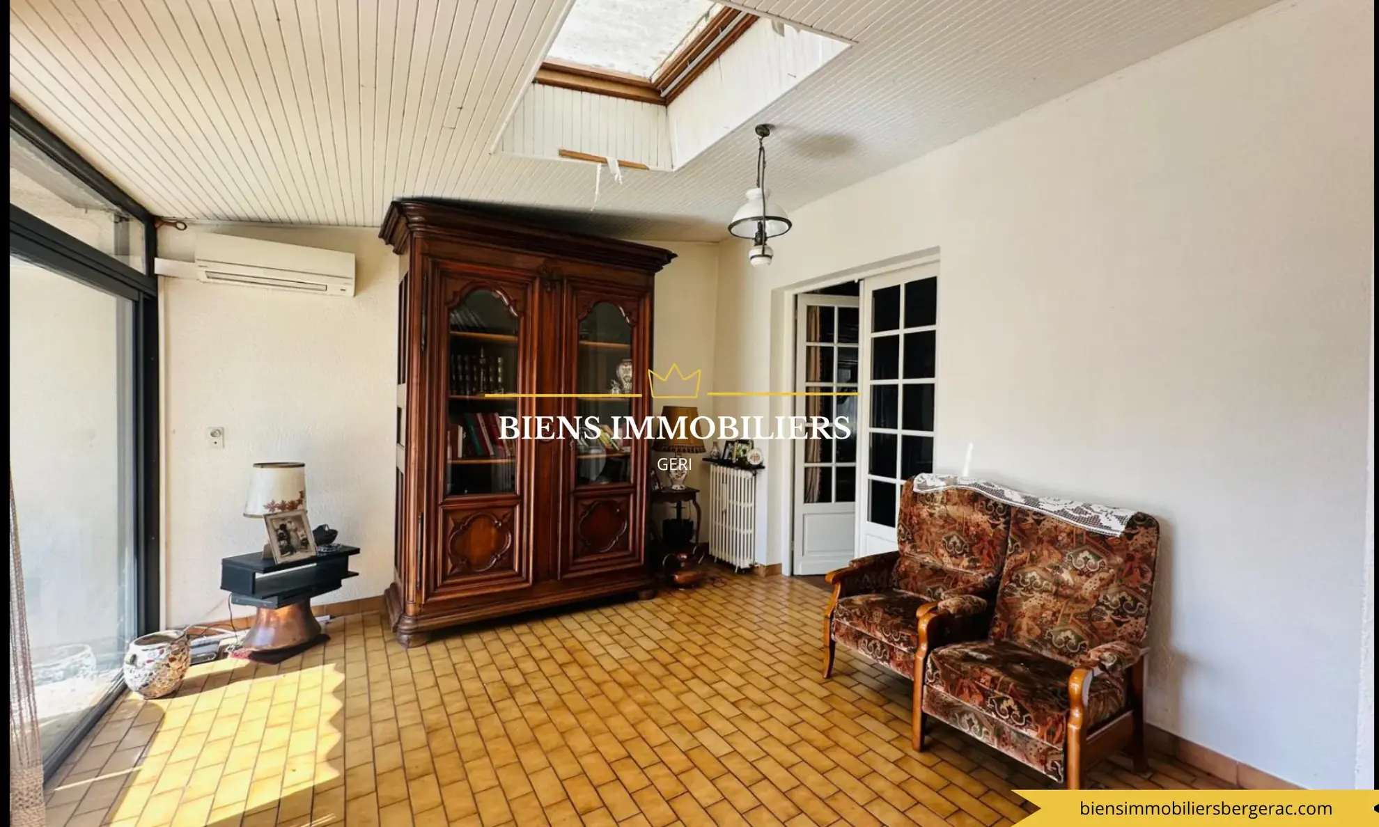 Immeuble à Bergerac avec grand potentiel, centre-ville, 198 m², parking et conforts modernes 