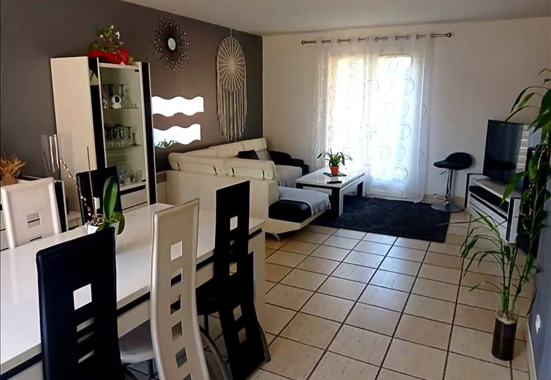 Maison de plain-pied avec piscine, 3 chambres et sous-sol à Cornille 