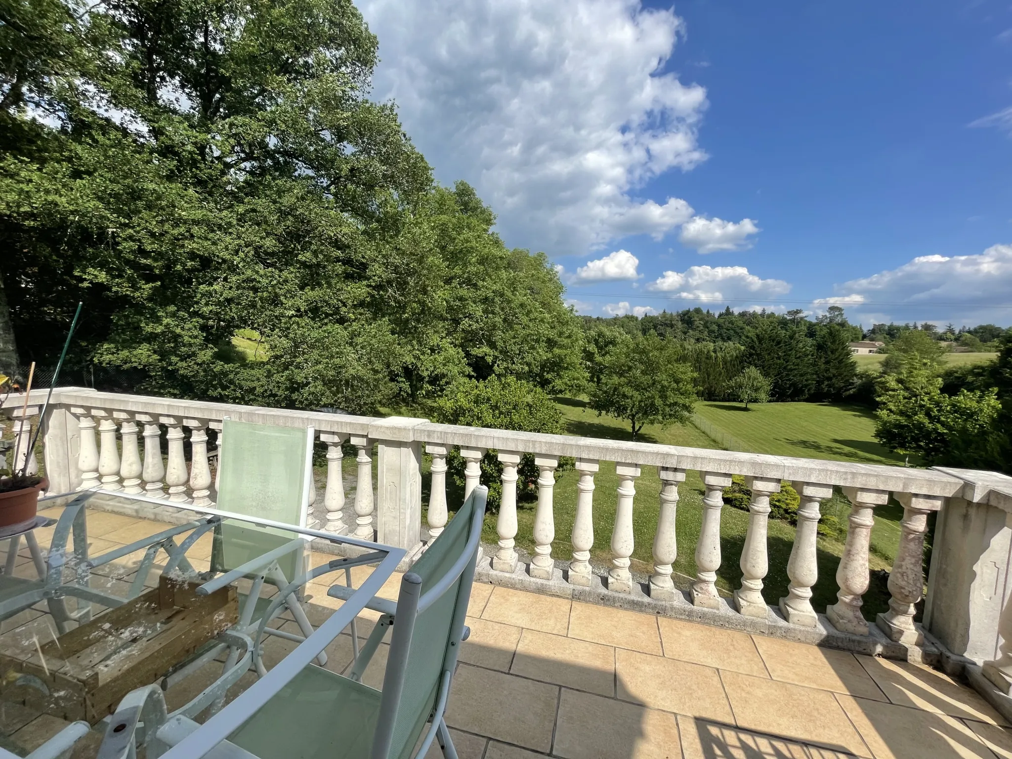 Maison de plain-pied avec piscine, 3 chambres et sous-sol à Cornille 