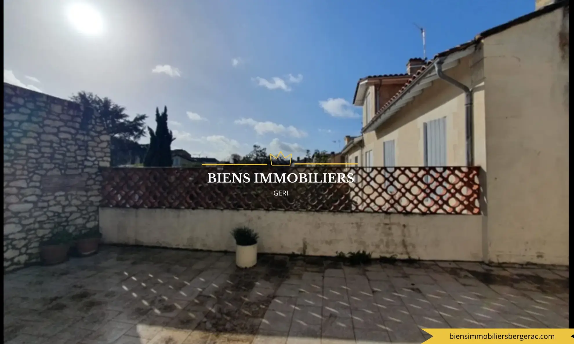 Immeuble à Bergerac avec grand potentiel, centre-ville, 198 m², parking et conforts modernes 