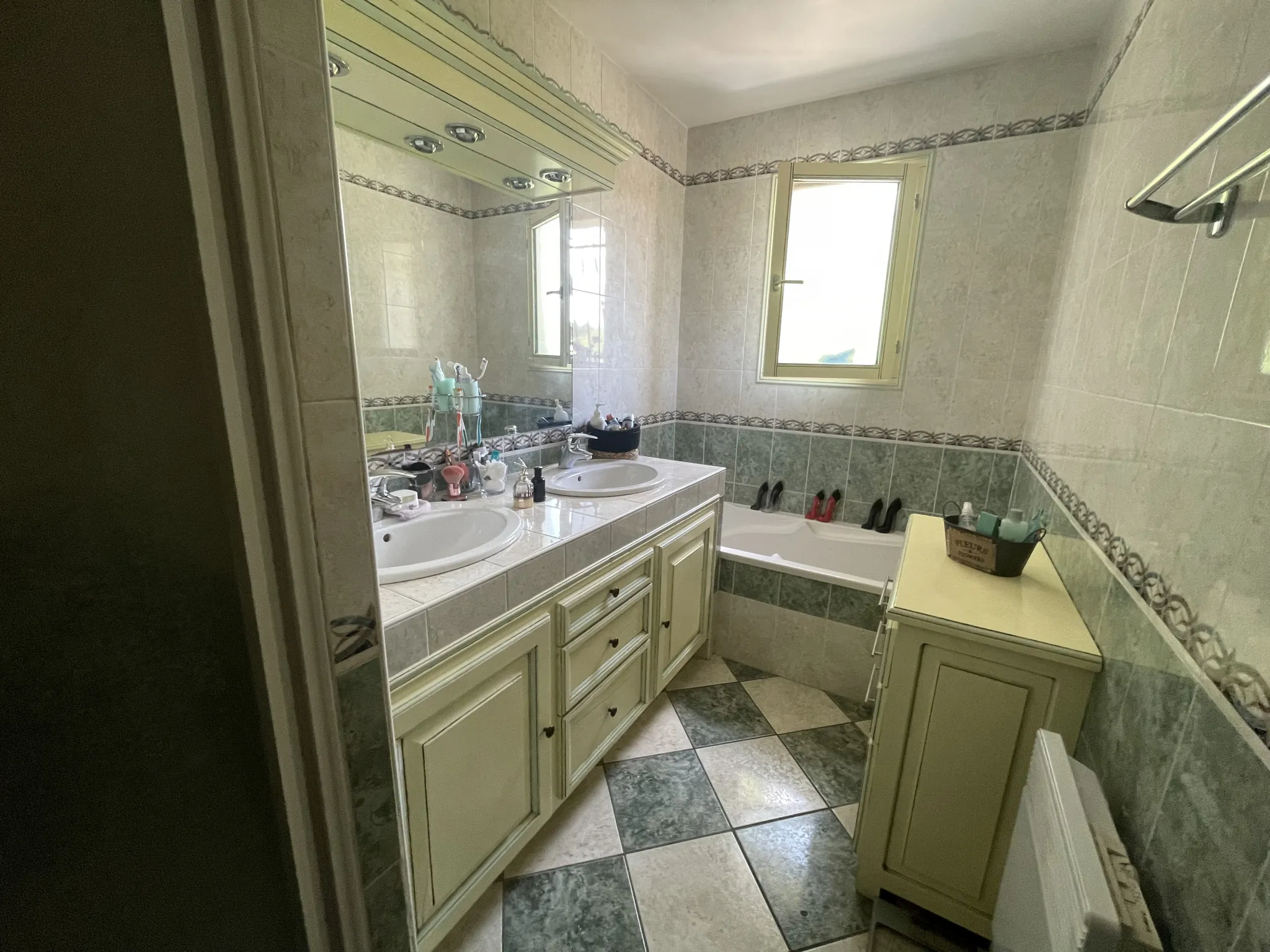 Maison de plain-pied avec piscine, 3 chambres et sous-sol à Cornille 