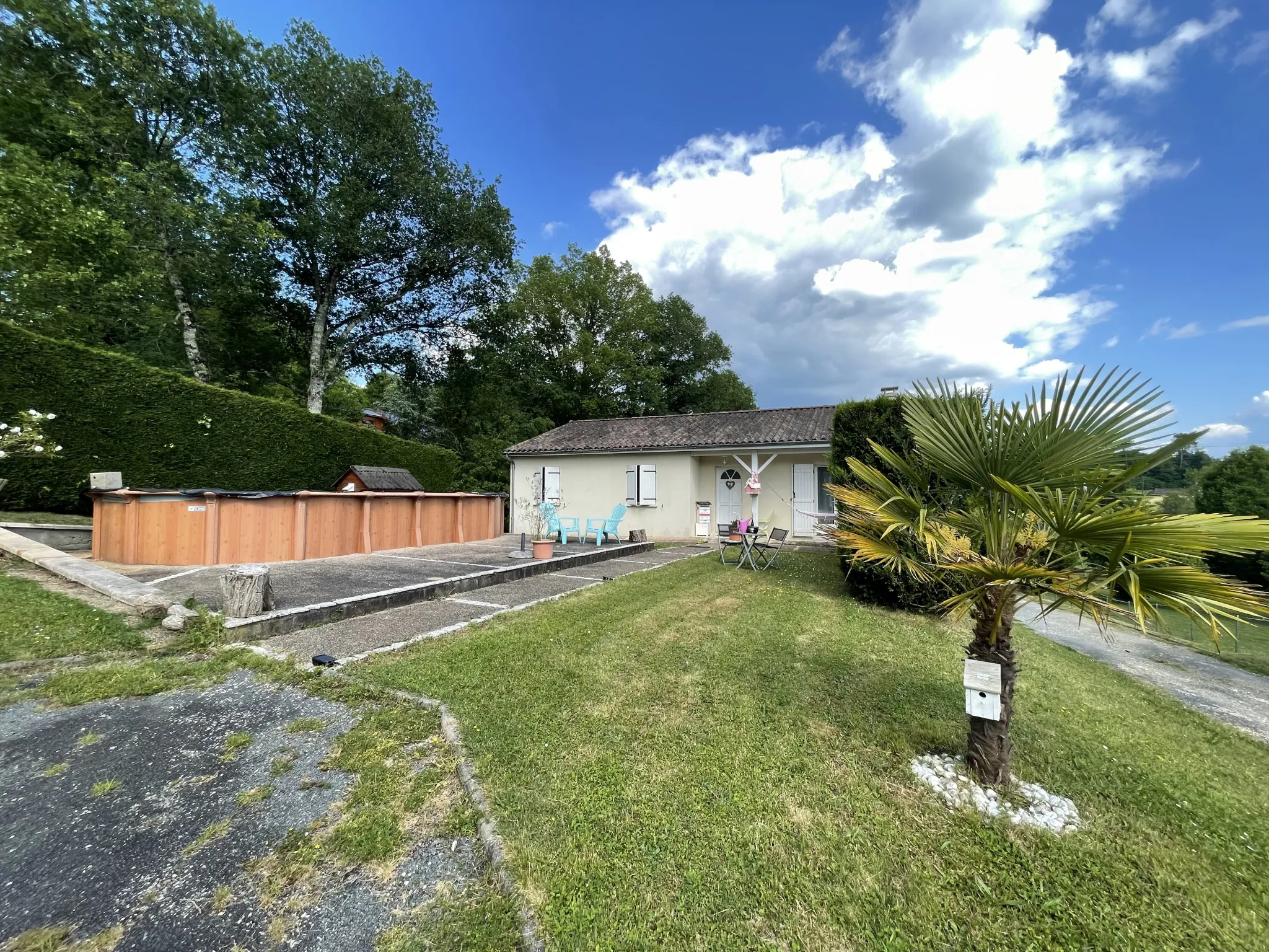 Maison de plain-pied avec piscine, 3 chambres et sous-sol à Cornille 