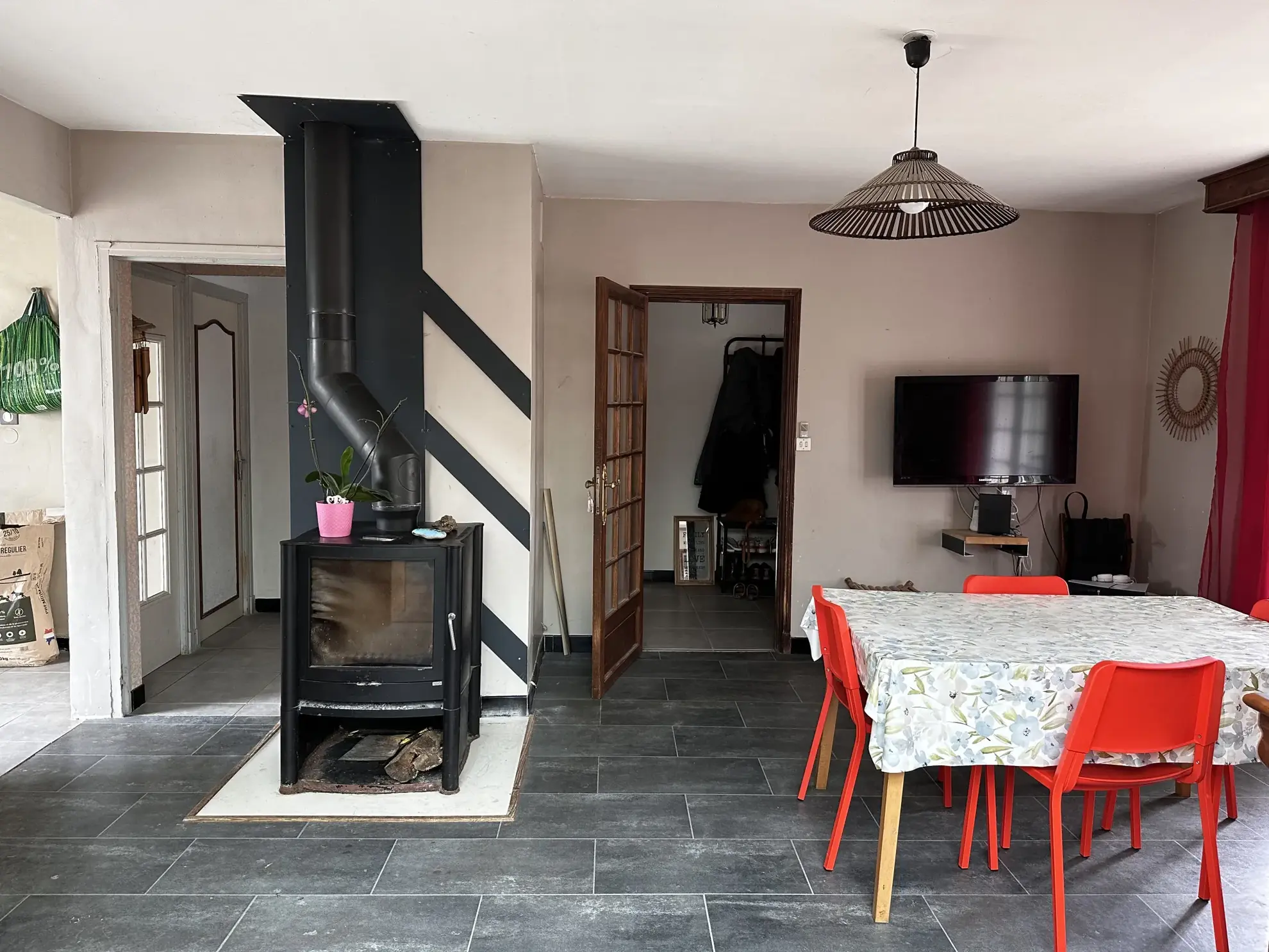 Maison lumineuse avec piscine, jardin et garage proche de Carcassonne 