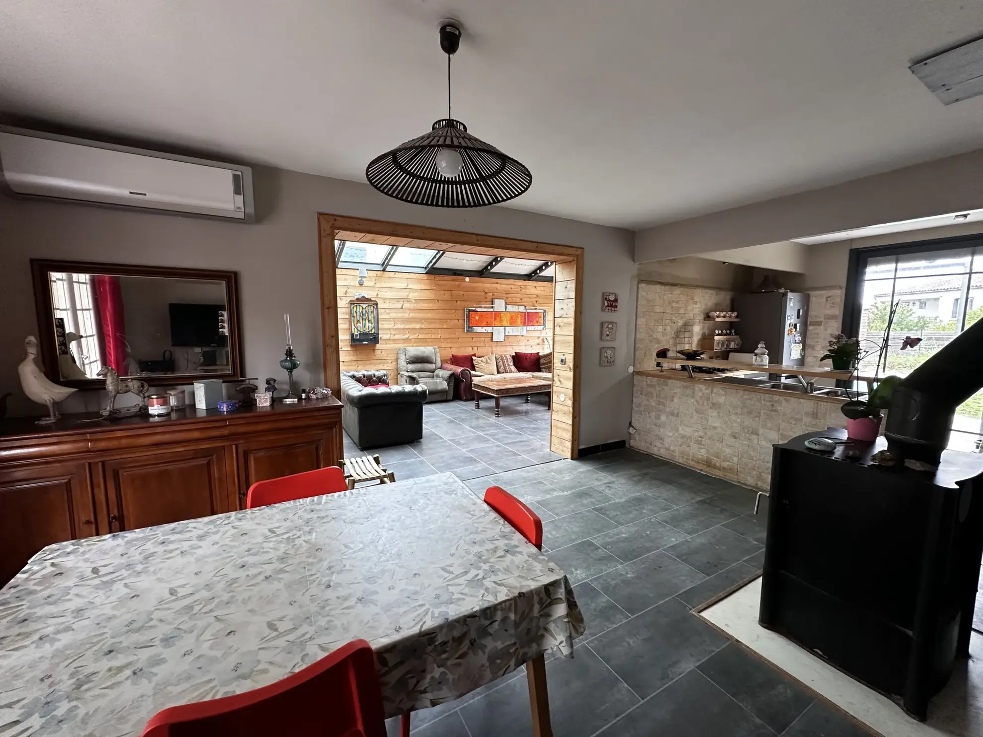 Maison lumineuse avec piscine, jardin et garage proche de Carcassonne 