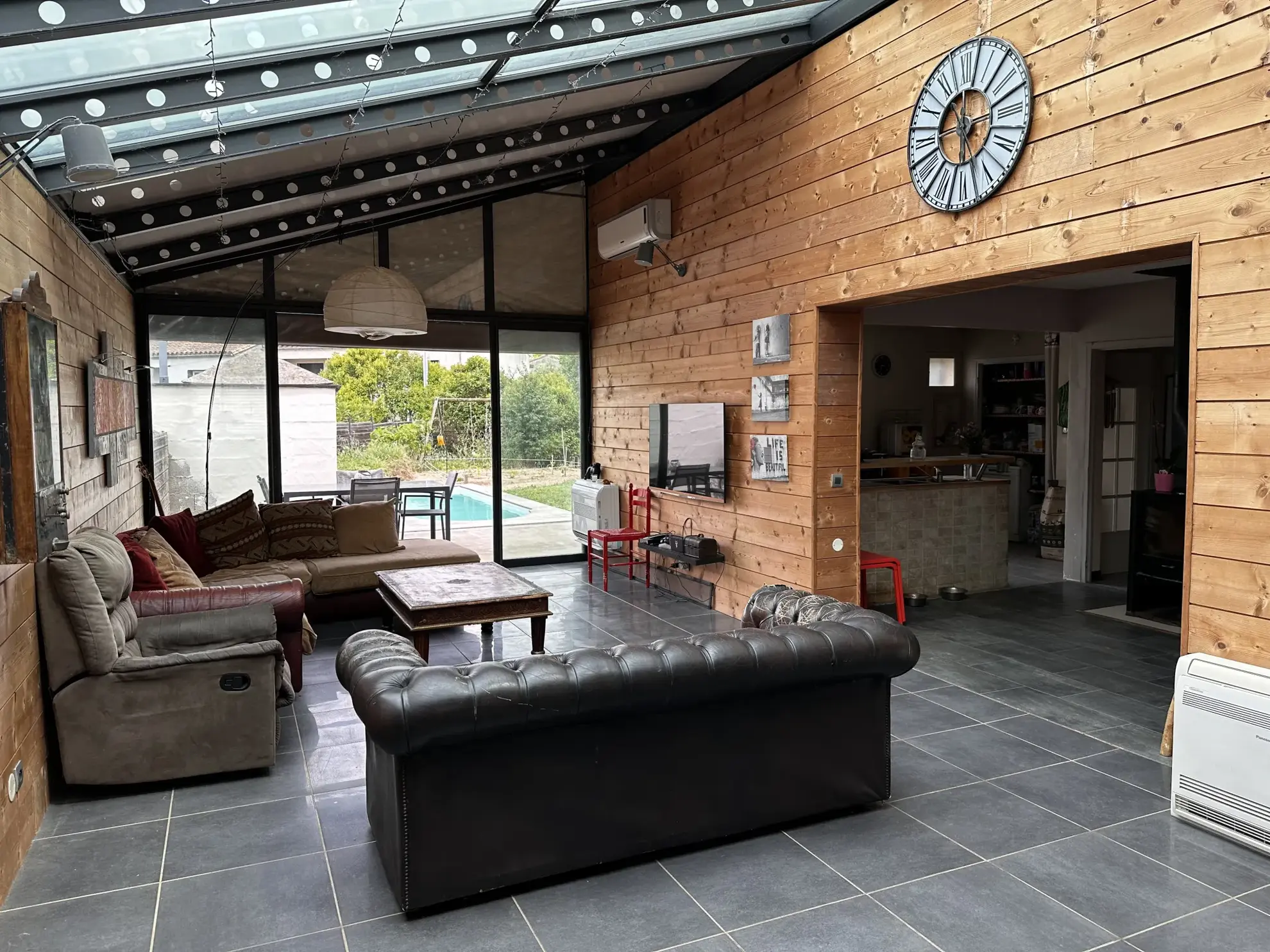 Maison lumineuse avec piscine, jardin et garage proche de Carcassonne 