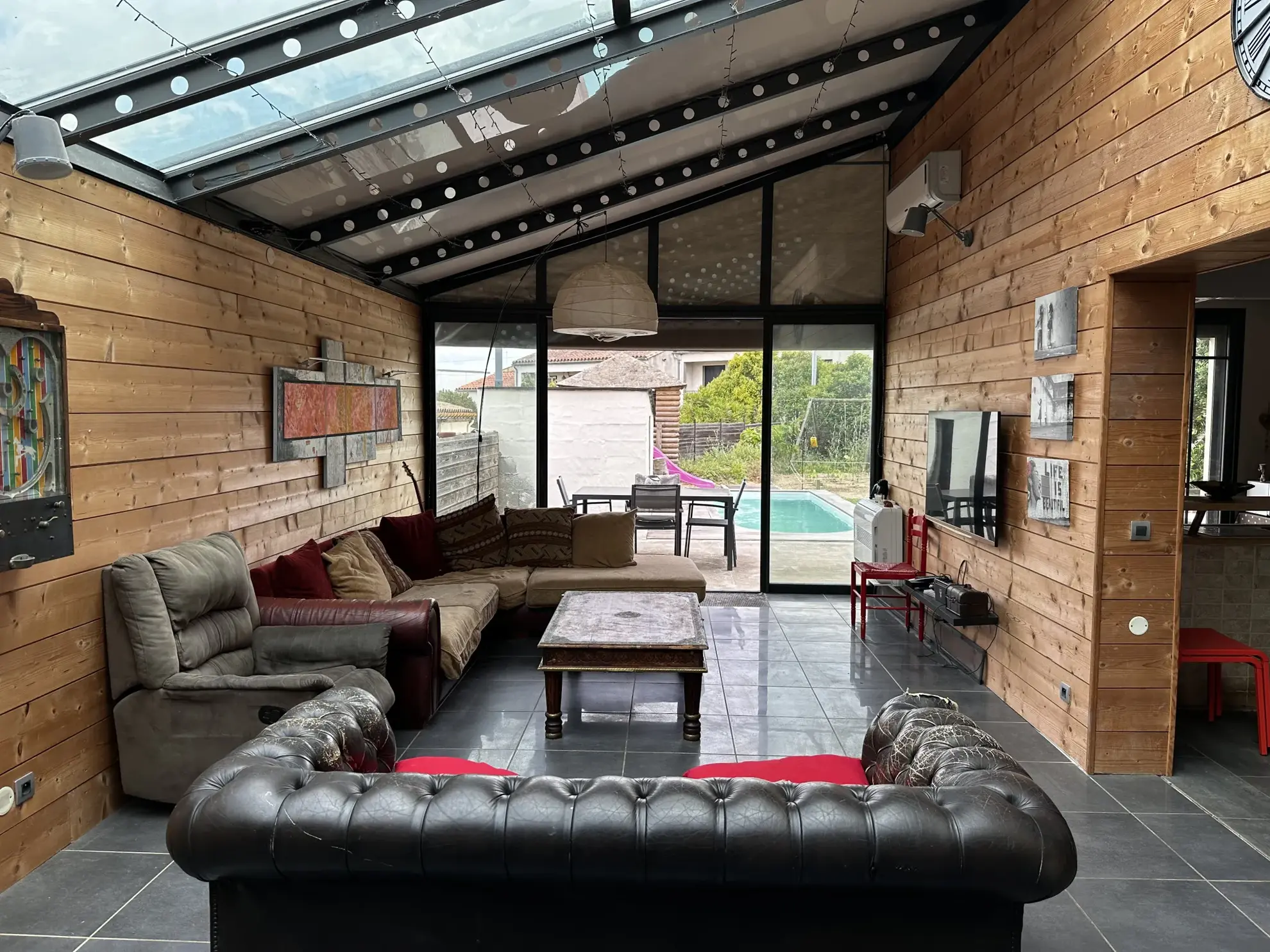 Maison lumineuse avec piscine, jardin et garage proche de Carcassonne 