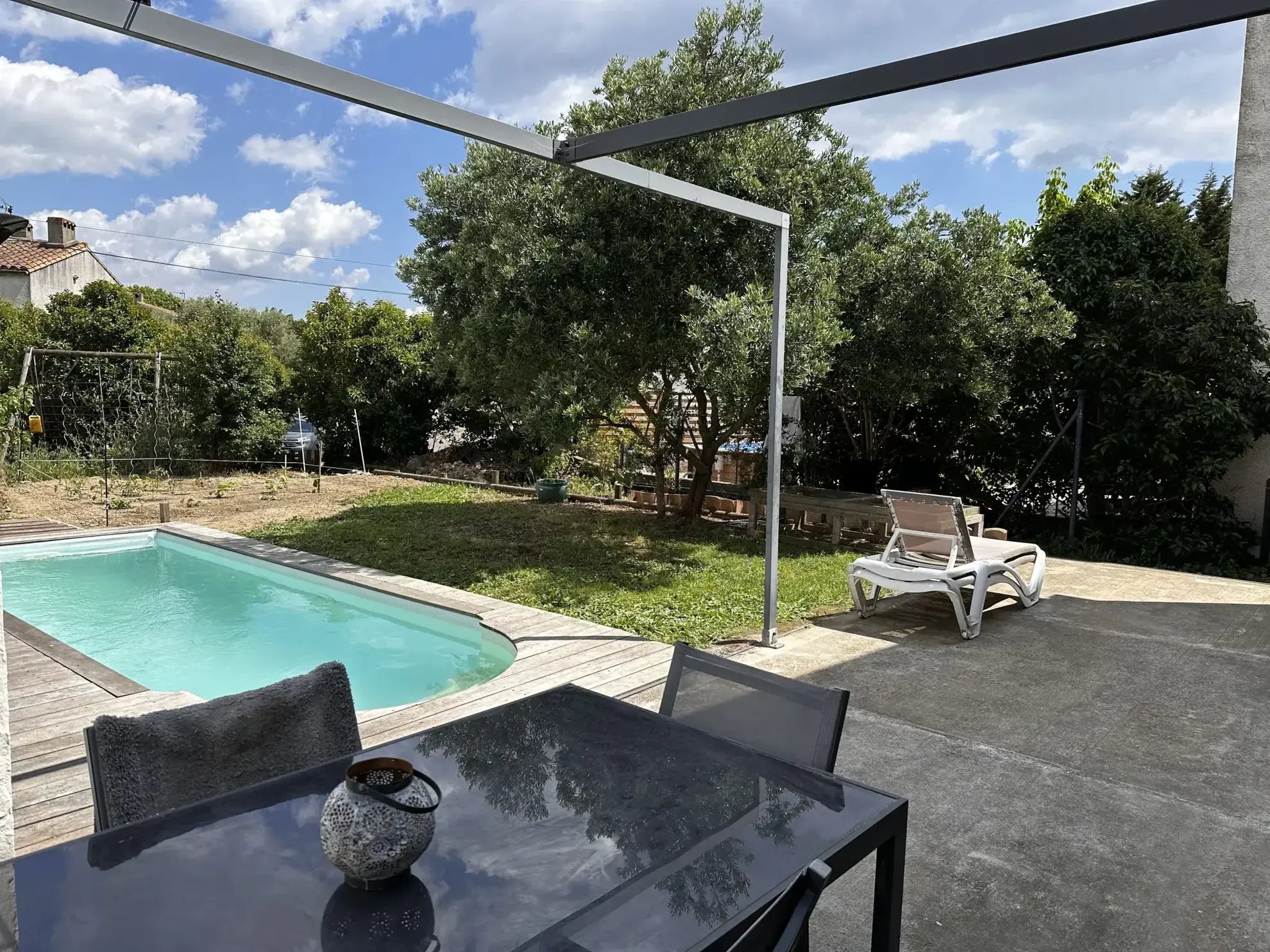Maison lumineuse avec piscine, jardin et garage proche de Carcassonne 