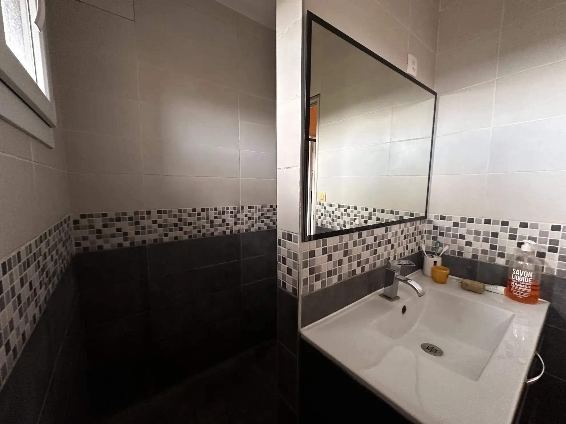 Maison lumineuse avec piscine, jardin et garage proche de Carcassonne 