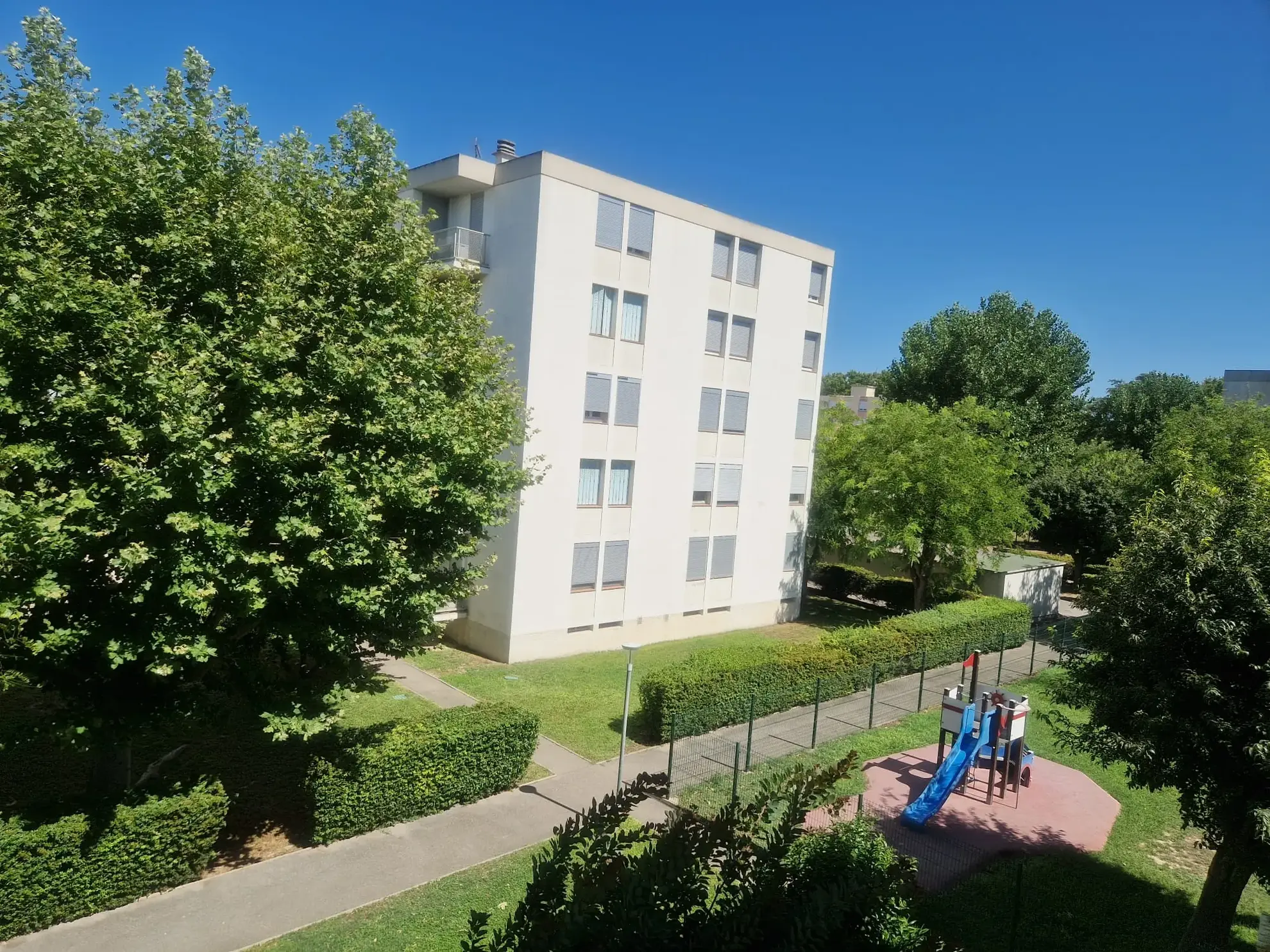 Appartement 5 pièces avec balcon, parking privé, résidence sécurisée à Marignane