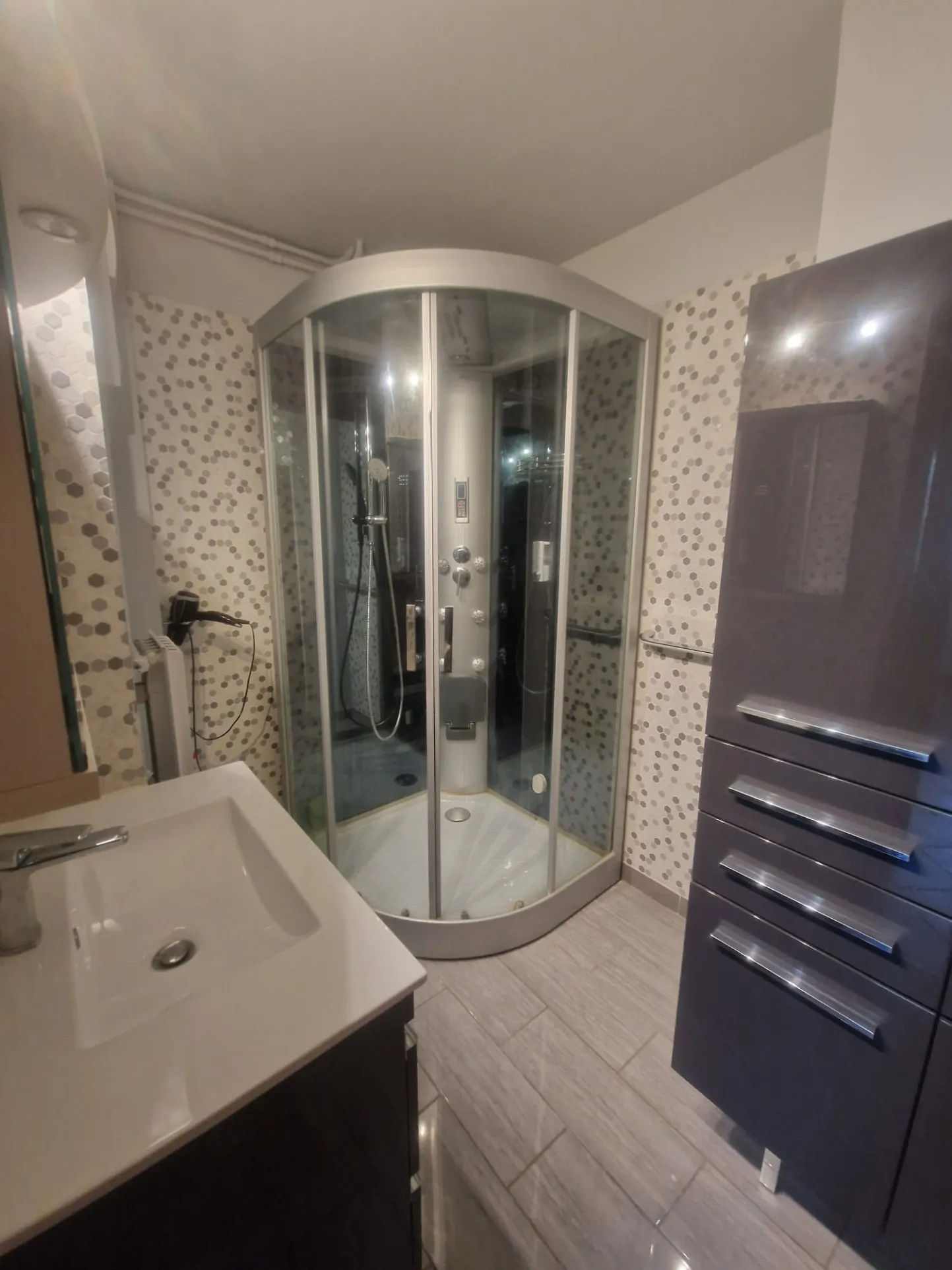 Appartement 5 pièces avec balcon, parking privé, résidence sécurisée à Marignane 