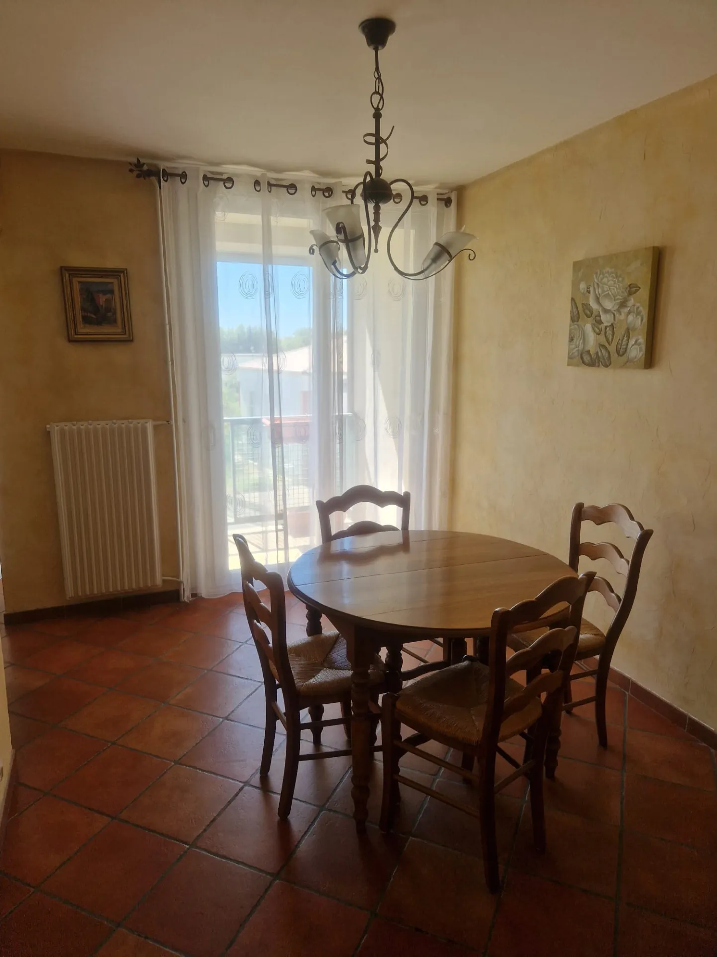 Appartement 5 pièces avec balcon, parking privé, résidence sécurisée à Marignane 