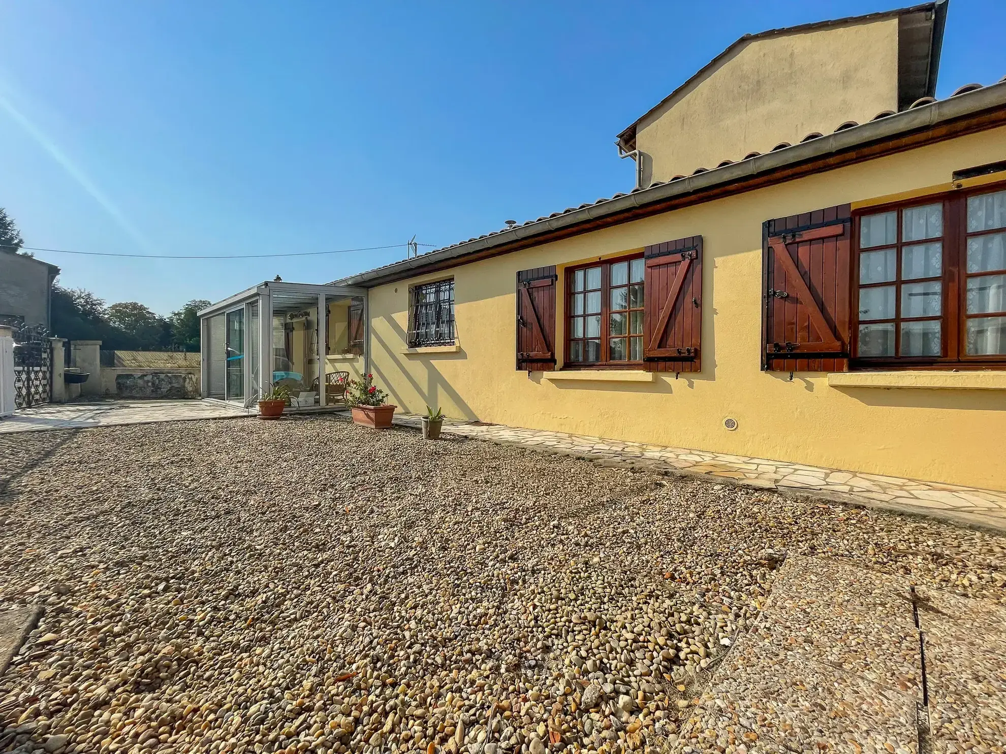 Maison en pierre de 120 m² à Montagne avec potentiel de division et extérieurs 