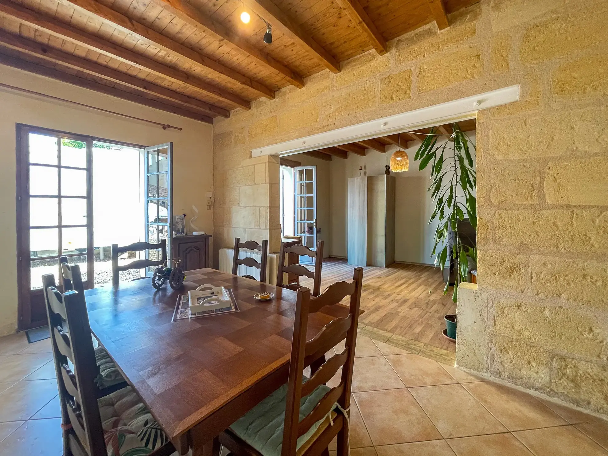 Maison en pierre de 120 m² à Montagne avec potentiel de division et extérieurs 