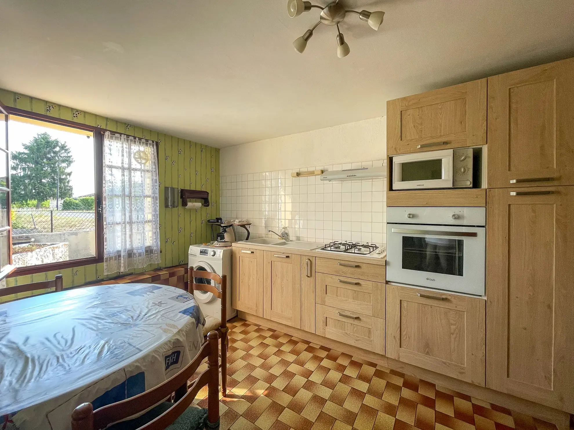 Maison en pierre de 120 m² à Montagne avec potentiel de division et extérieurs 